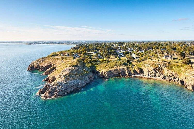 une vue aérienne d'une île dans l'océan dans l'établissement Croizio, à Saint-Gildas-de-Rhuys