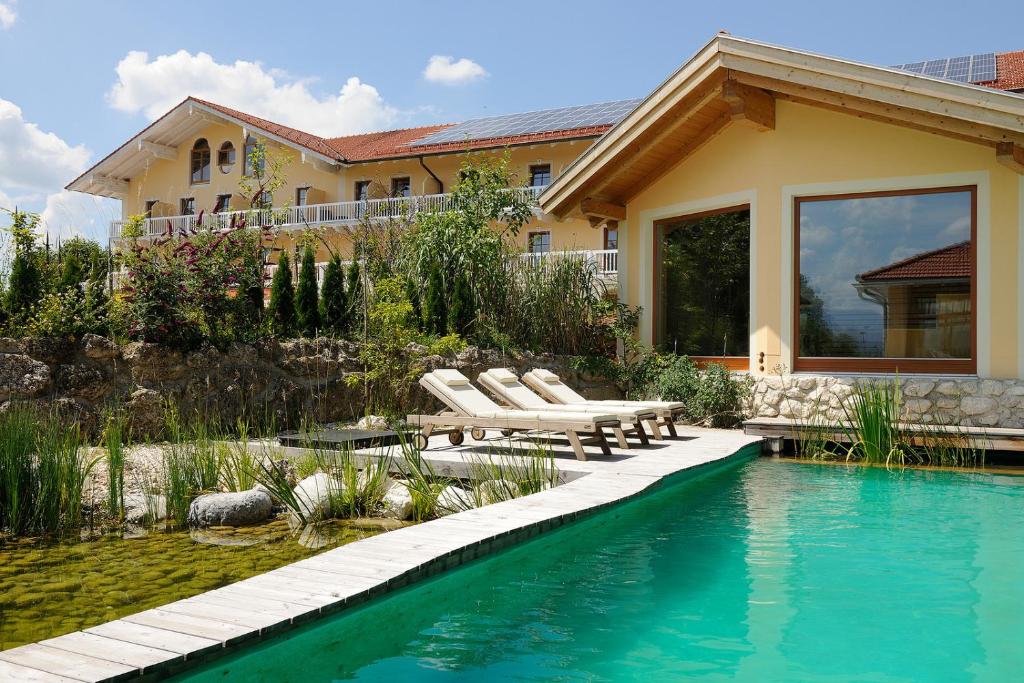 Bazén v ubytování Wellness Natur Resort Gut Edermann nebo v jeho okolí