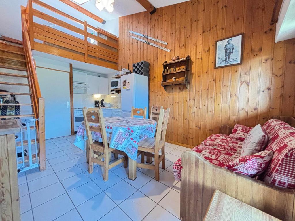 une cuisine et une salle à manger avec une table et des chaises dans l'établissement Charmant duplex avec parking et équipements bébé - FR-1-505-64, à Notre-Dame-de-Bellecombe