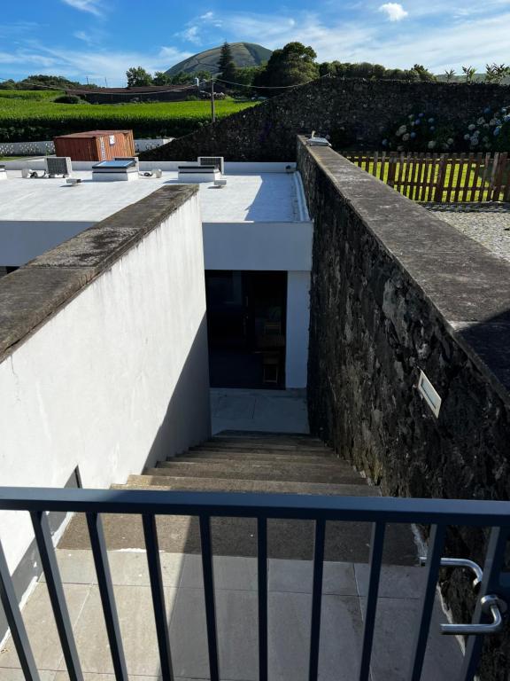 eine Treppe, die zu einem Gebäude führt in der Unterkunft Arrenquinha Guesthouse # Margarida in São Vicente Ferreira