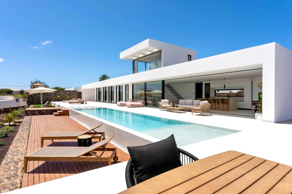 una imagen de una villa con piscina en Villa White Lava by Aura Collection, en Lajares
