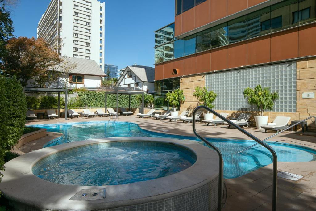 Bazén v ubytování Boulevard Suites Ferrat nebo v jeho okolí