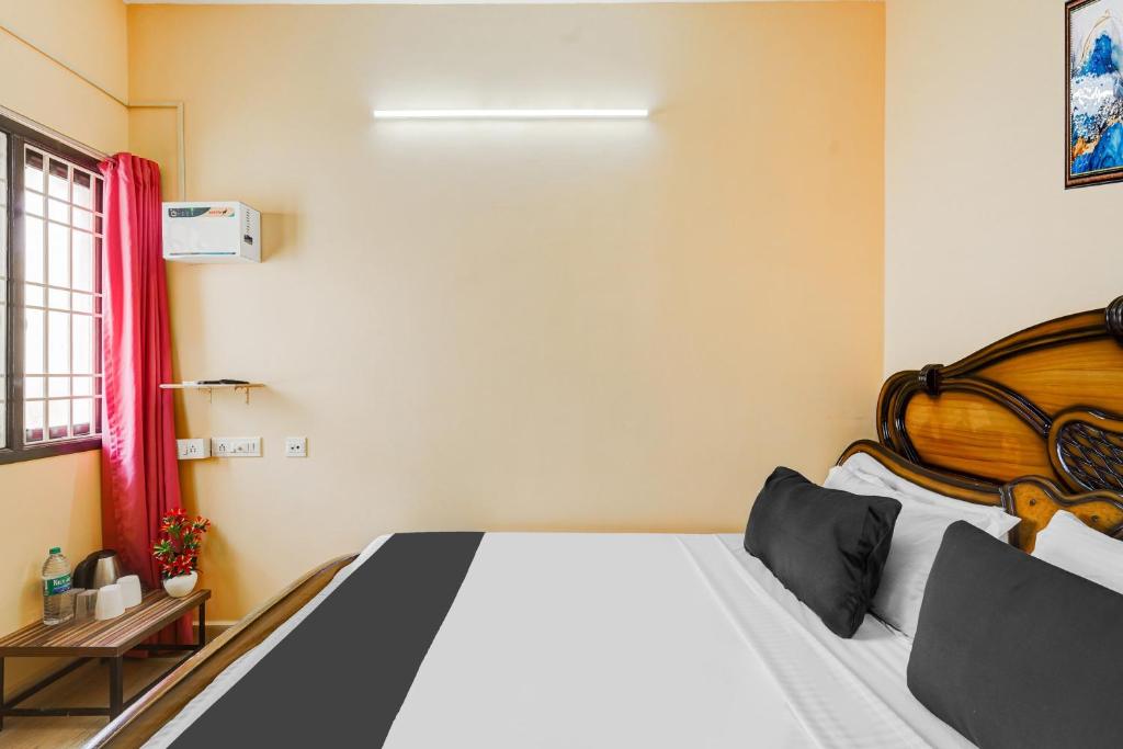 Postel nebo postele na pokoji v ubytování Super Hotel O Velachery Near Devi Karumariamman Nagar Extension