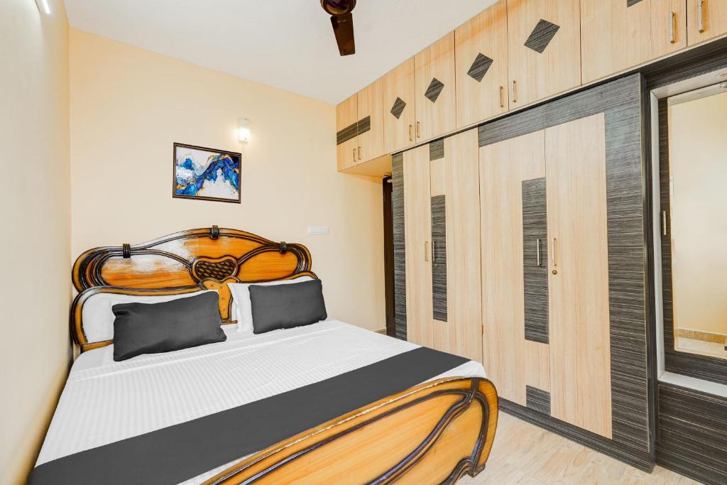 Postel nebo postele na pokoji v ubytování Super Hotel O Velachery Near Devi Karumariamman Nagar Extension