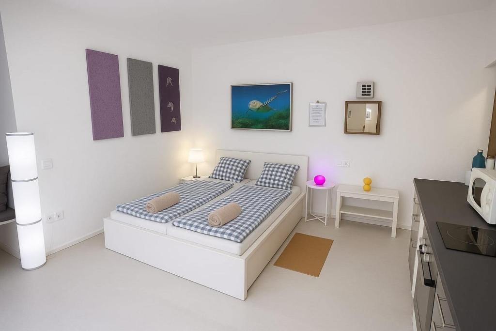 a white bedroom with a bed and a kitchen at Fantastico 3 - Grosser Terrasse - Gratis Parkplatz - Klimaanlage - Zentrumsnähe und Meernähe in Puerto de la Cruz