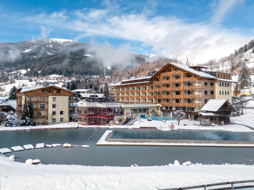 Un resort en la nieve con piscina en Thermenwelt Hotel Pulverer, en Bad Kleinkirchheim