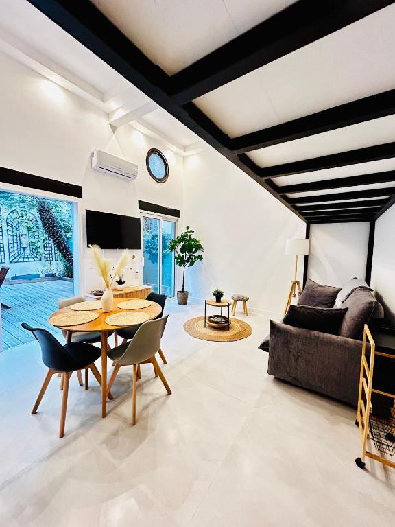 un salon avec une table et un canapé dans l'établissement Appartement LOFT, à Nice
