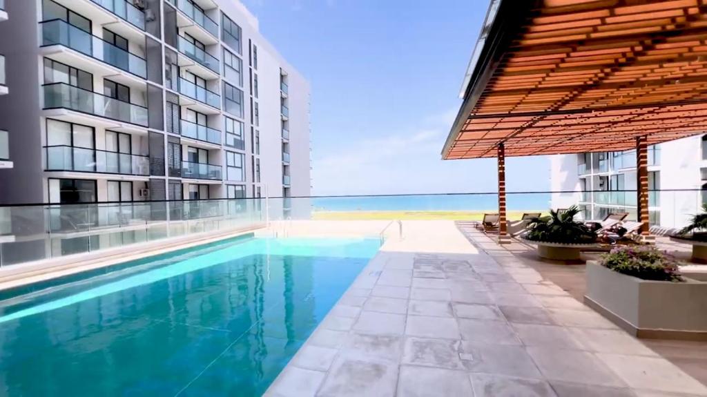 圣玛尔塔Apartamento nuevo con vista al mar, Santa Marta的一座海景建筑中的游泳池