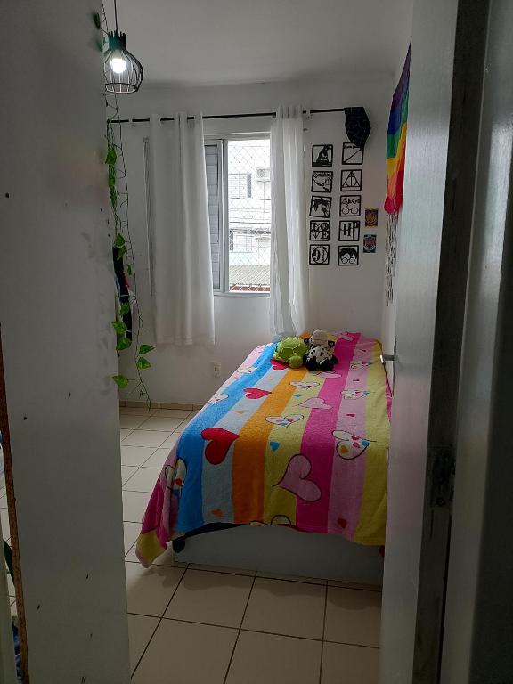 Postel nebo postele na pokoji v ubytování Quarto solteiro com cama auxiliar