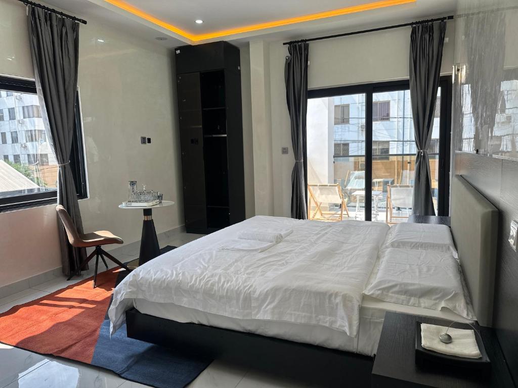 Rúm í herbergi á Easyhome