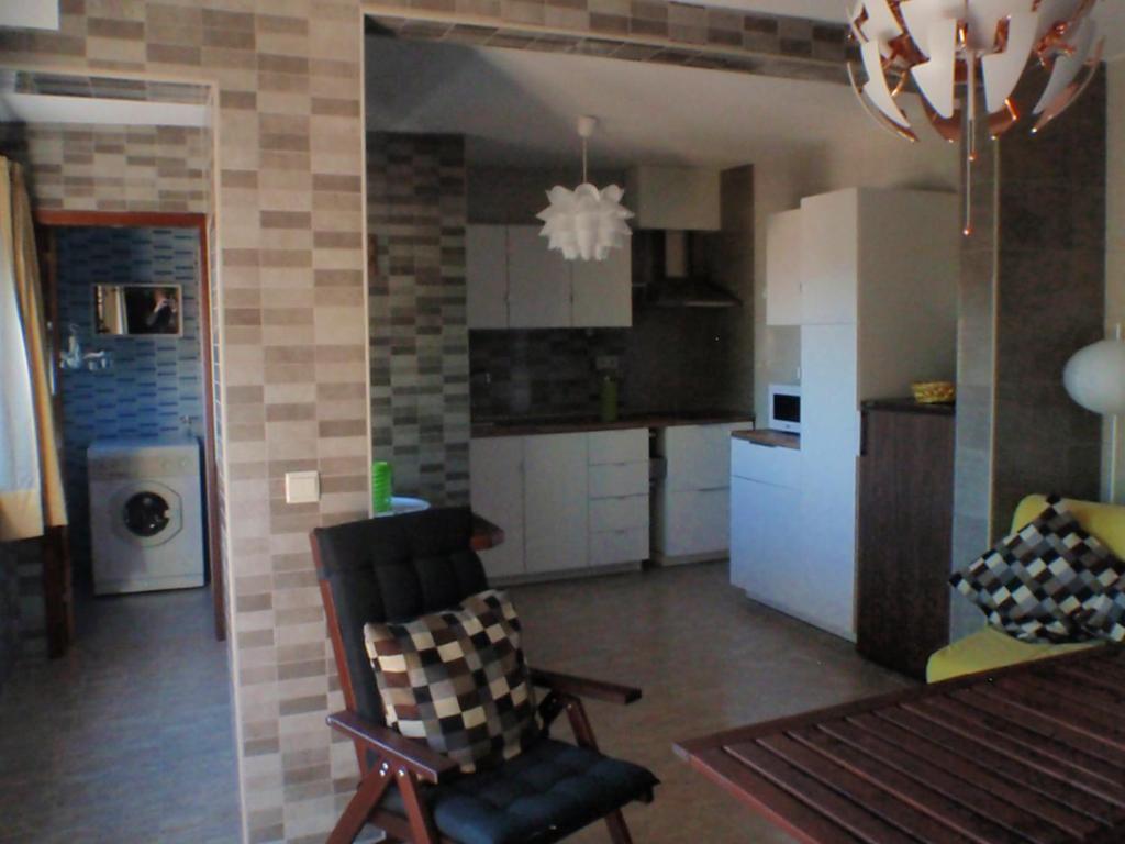 een keuken met een stoel en een tafel in een kamer bij Varandas da Serra in Vila Franca de Xira
