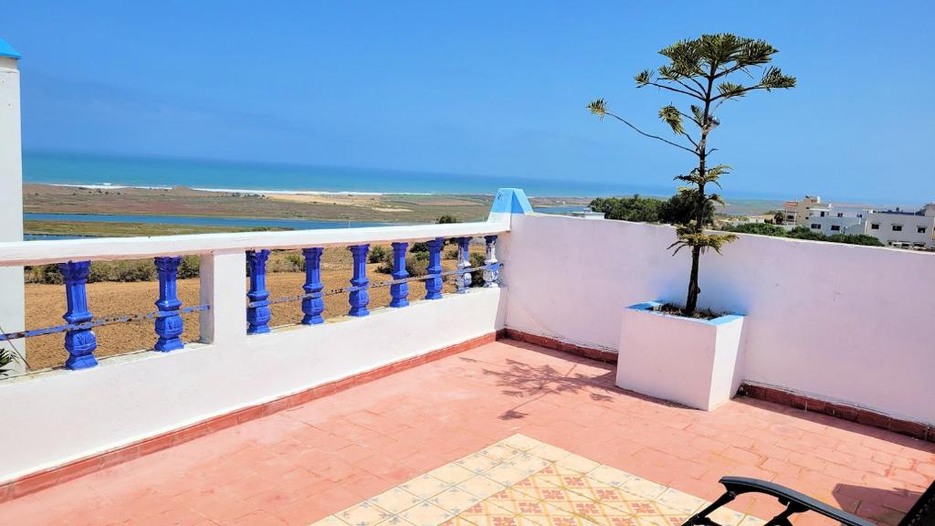 a balcony with a view of the ocean at Maison de la Lagune in Oualidia