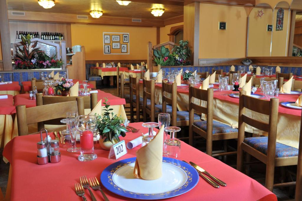 Reštaurácia alebo iné gastronomické zariadenie v ubytovaní Hotel Negritella
