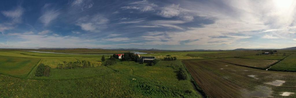vista aerea di un campo aperto con un’azienda agricola di The Hvítá Inn by Ourhotels a Bær