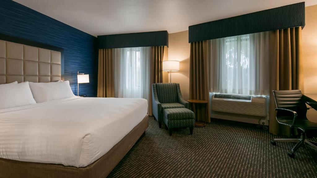 Postel nebo postele na pokoji v ubytování Holiday Inn Express Bellingham by IHG