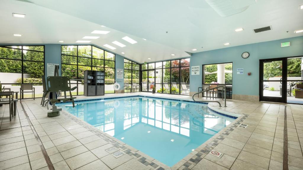 Bazén v ubytování Holiday Inn Express Bellingham by IHG nebo v jeho okolí