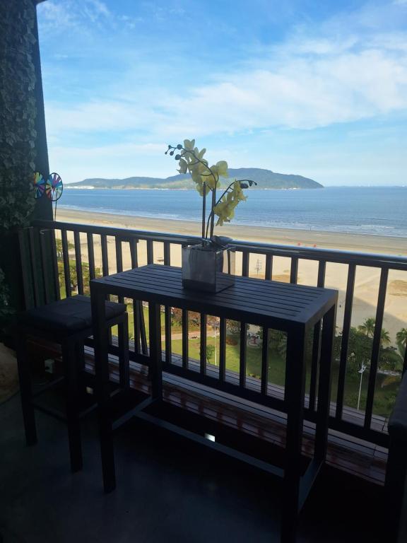 a potted plant sitting on a table on a balcony at Ocean View 130m2 Santos Canal 2 in Santos