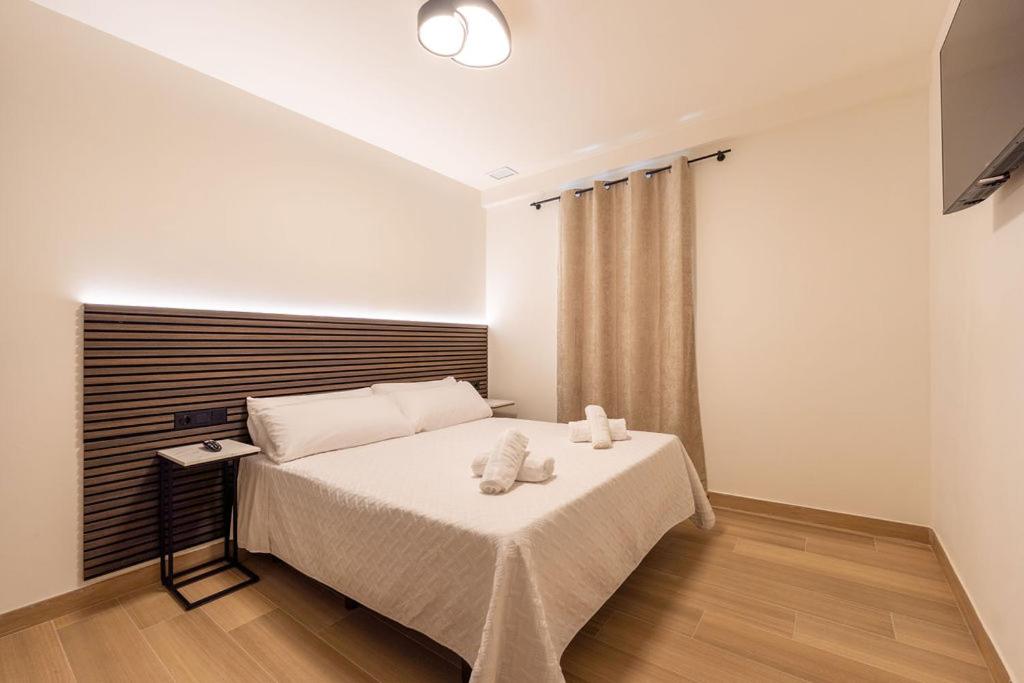 Postel nebo postele na pokoji v ubytování Emily Suites