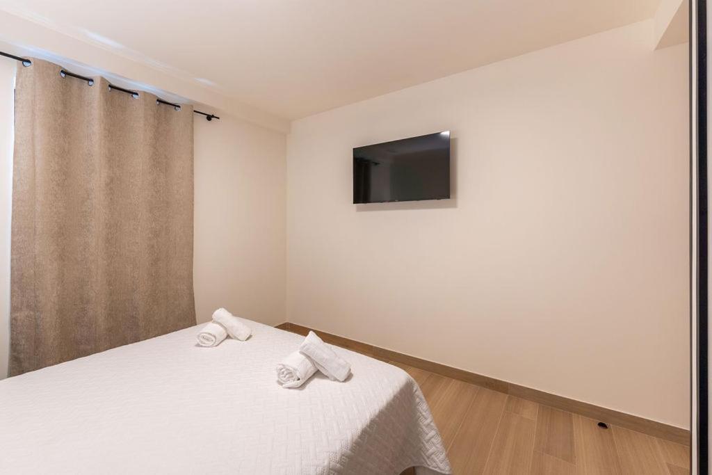 Postel nebo postele na pokoji v ubytování Emily Suites