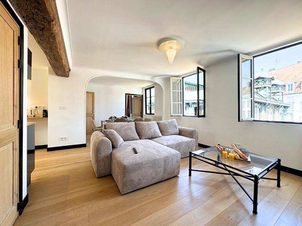 un salon avec un canapé et une table dans l'établissement L'Iconic - By BEST KEYS - Vue Exceptionnelle Cathédrale - Terrasse Privée- Prestige en Plein Cœur de Ville - Tout à Pied - Standing Charme & Calme - Check-in Autonome - Internet WiFi Fibre offert - Smart TV - Machine à Café Nespresso, à Sens