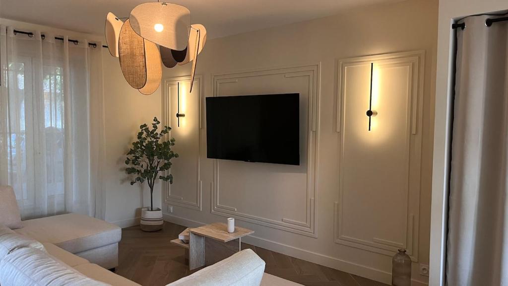 TV a/nebo společenská místnost v ubytování Maison élégante & jardin privé