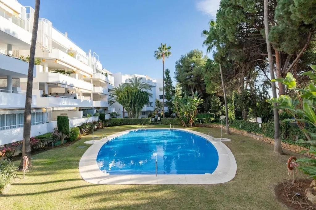 una imagen de una piscina frente a un edificio en Modern Apartment in Marbella with Shared Pool, en Marbella
