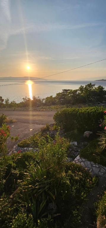 スヴェティ・ユライにあるVilla Heliosの空に太陽が輝く海に沈む夕日
