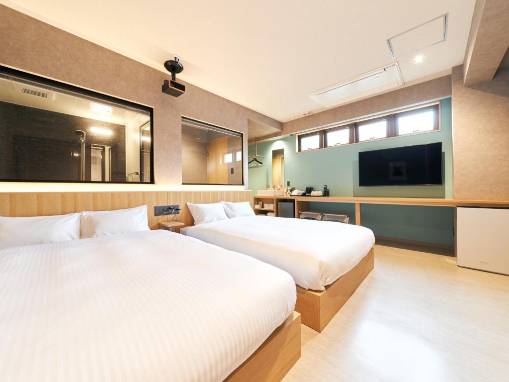 Una cama o camas en una habitación de LACER OKINAWA NAHA TOMARIPORT - Vacation STAY 56981v