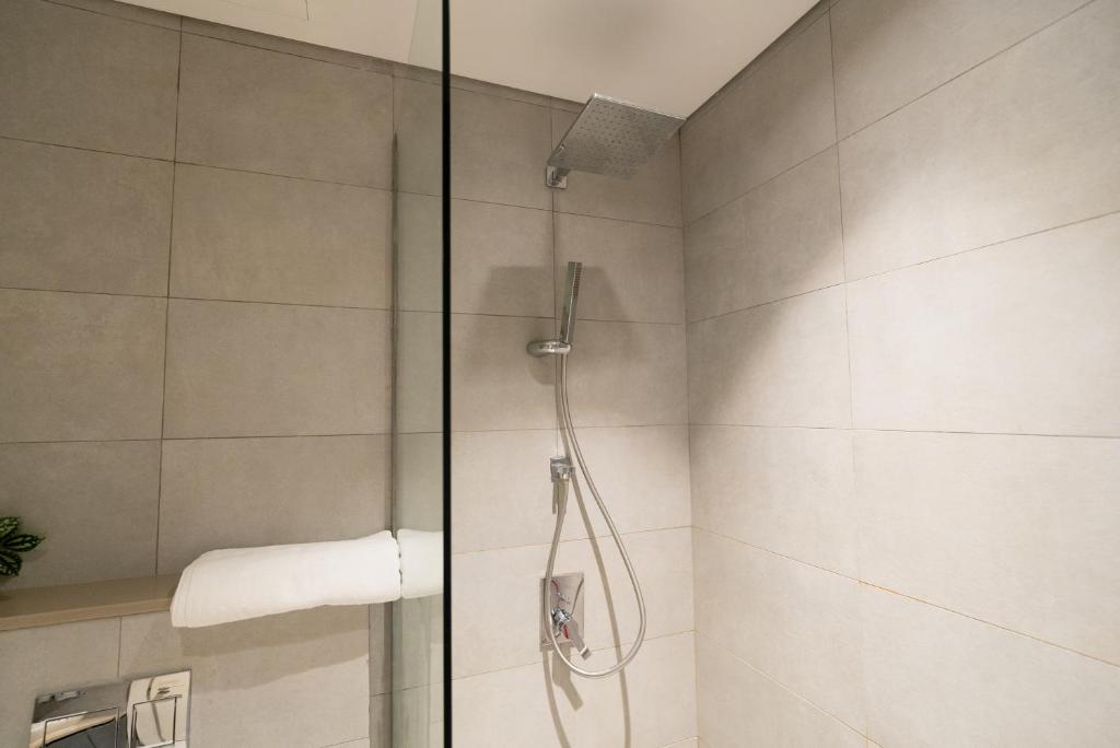 لابی و فضای عمومی Studios and 2BR in Aljada by Stay Bnb - تصویر ۵