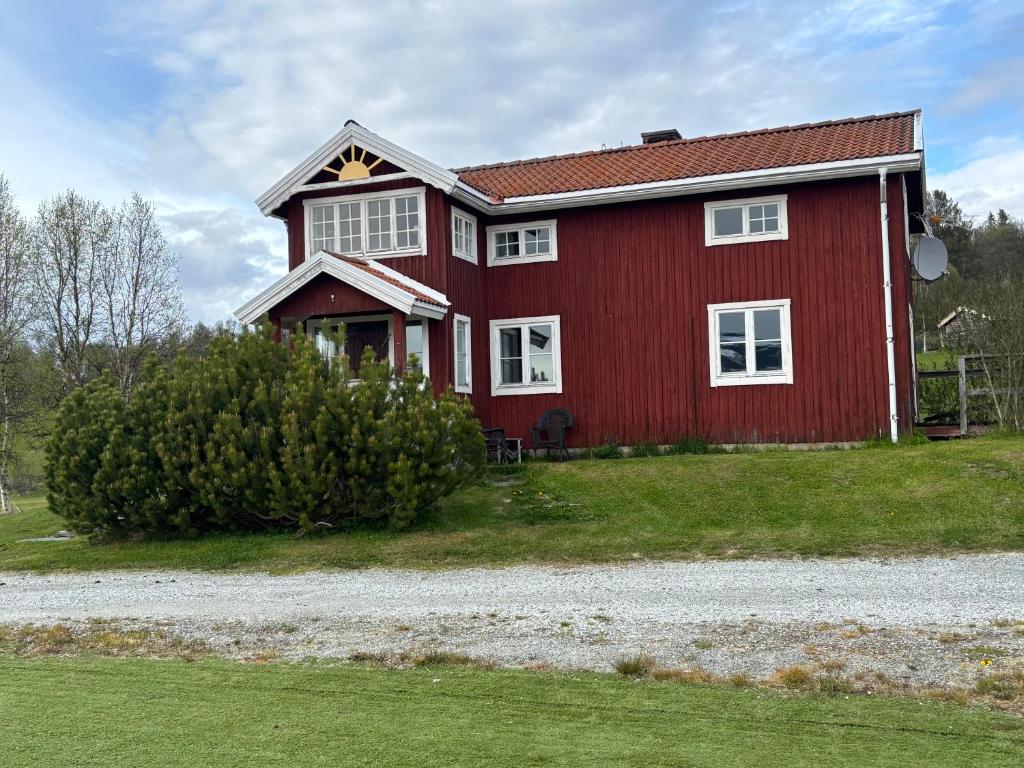 een rood huis met een witte bij Gräfs in Bruksvallarna