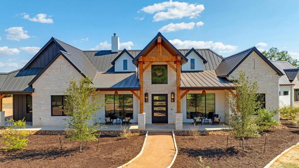 een huis met een schilddak bij Calivence Haus - Estate Home in Fredericksburg