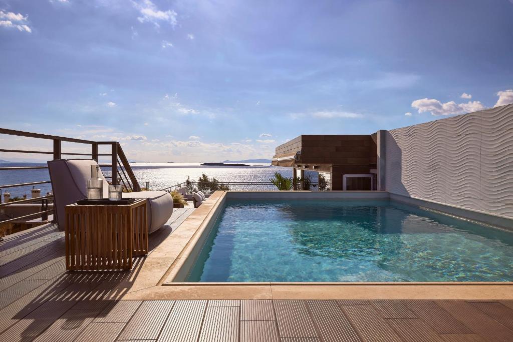 アテネにあるCasa Volare, Penthouse Retreat - Athenian Rivieraの家屋のデッキにあるスイミングプール