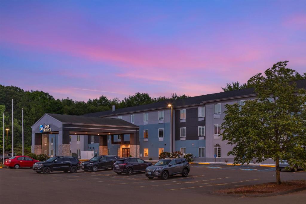 a hotel with cars parked in a parking lot at Best Western Manchester in Manchester