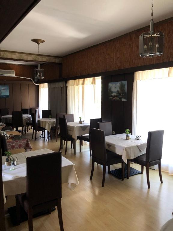 TV a/nebo společenská místnost v ubytování Kekrops Hotel