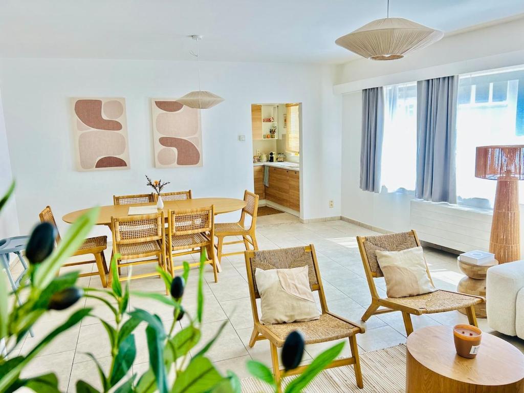 a living room with a dining room table and chairs at Apartment for 6 people - near Brussels & Airport in Wezembeek-Oppem