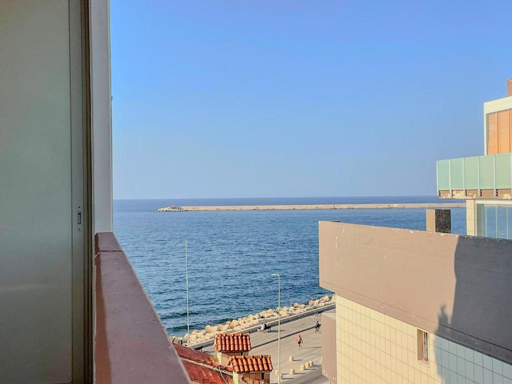 una vista dell'oceano da un edificio di Mora Suite a Bari