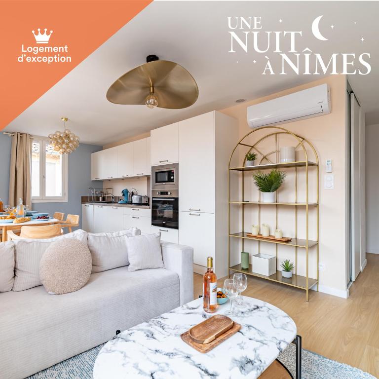 un salon avec un canapé et une table dans l'établissement Raffinement Romain Cœur de Nimes Lumineux, à Nîmes