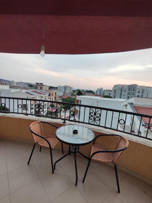 Rõdu või terrass majutusasutuses Apartmani590