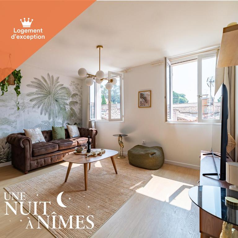 un salon avec un canapé et une table dans l'établissement La Forêt Vierge - Nature Refuge, à Nîmes