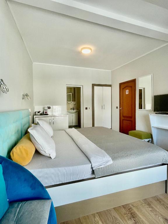 White Rose Guest Rooms - 
