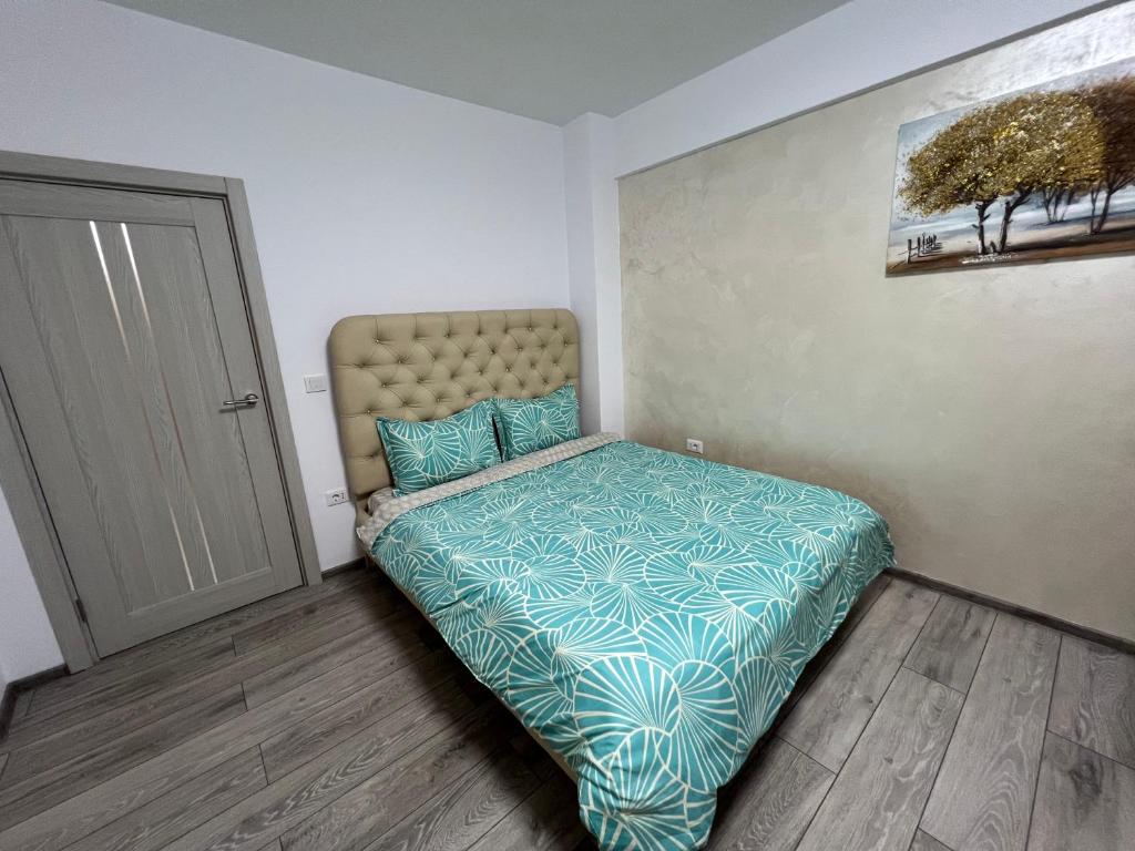 a small bedroom with a bed in the corner at Panoramic La Cetate in Tîrgu Neamţ