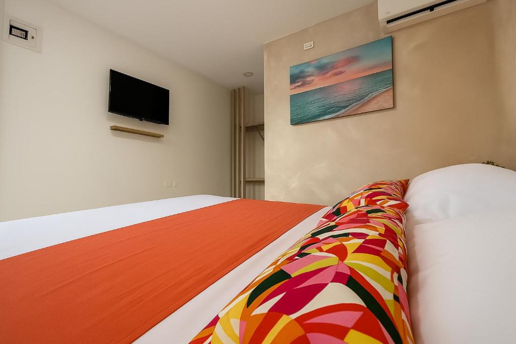 a bedroom with a bed and a tv on the wall at Taybo House by St Hoteles in San Andrés