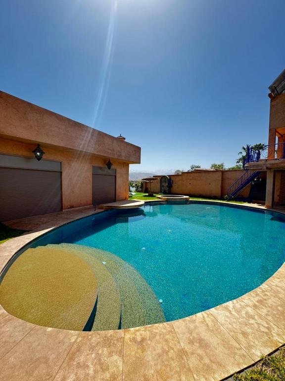 Bazén v ubytování DAR N'FIS Région Marrakech HEBERGEMENT AU BORD Du LAC ÉVASION PISCINE ACTIVITÉS WIFI nebo v jeho okolí