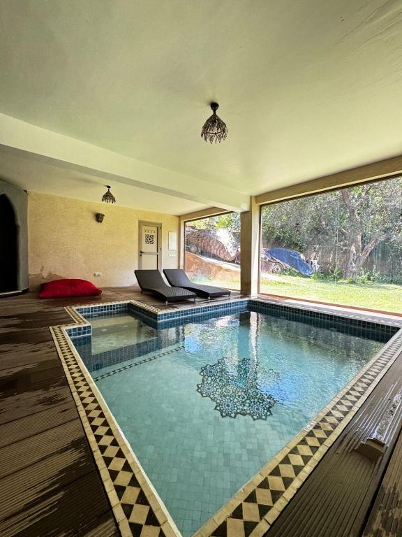 Bazén v ubytování DAR N'FIS Région Marrakech HEBERGEMENT AU BORD Du LAC ÉVASION PISCINE ACTIVITÉS WIFI nebo v jeho okolí