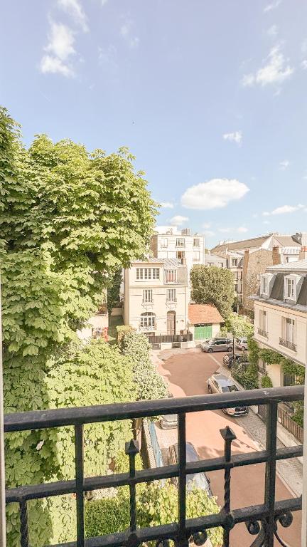 d'un balcon offrant une vue sur une rue de la ville. dans l'établissement Neuilly Étoilé - 2 Personnes - Luxe Proche Métro - Direct Paris, à Neuilly-sur-Seine