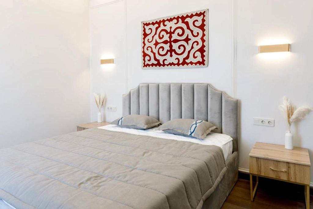 Postel nebo postele na pokoji v ubytování Tumar Hansa Ethno Hotel Astana