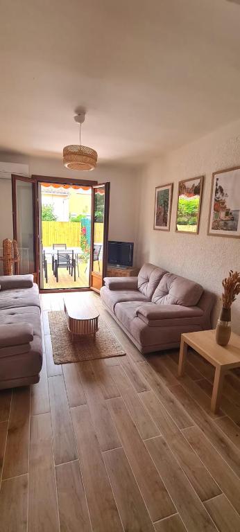 un salon avec un canapé et une table dans l'établissement Canet Plage - Maison 3 chambres, à Canet