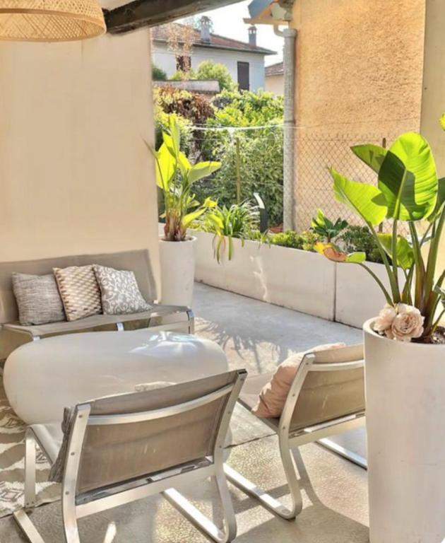 un patio avec une table, des chaises et des plantes dans l'établissement Maison du bonheur, à Cagnes-sur-Mer