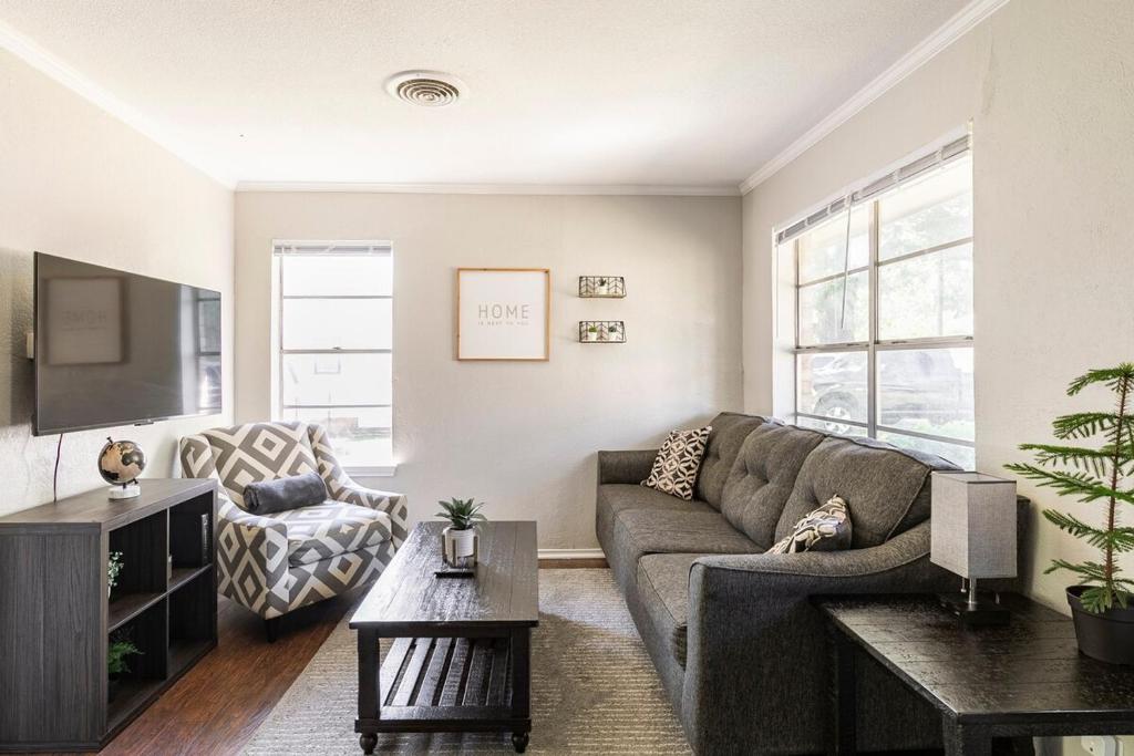 Χώρος καθιστικού στο Whitesboros Hidden Gem Cozy Downtown Haven