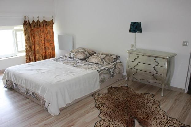 - une chambre avec un lit, une commode et un tapis dans l'établissement Loft 190 m2, 10 minutes from St Tropez, à La Celle-sous-Gouzon